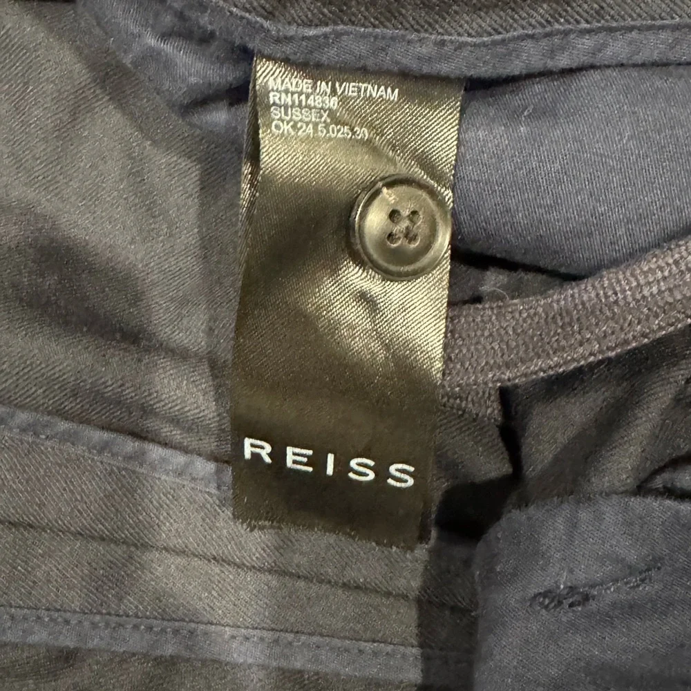 Reiss Men's dark Navy Blue shorts with pleats - Picture 2 of 3